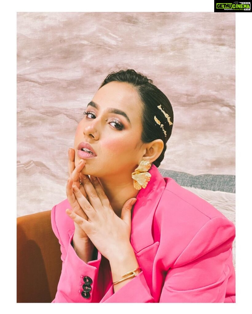 Sunanda Sharma Instagram - शुद्ध FLIRT , MILAWATI इश्क़ se बेहतर है 😜 . . हमारा makeup @makeupbyharpyvirk ji ne kiya hai.. isiliye हम बवाल lag rahe hain😬🧿
