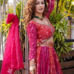 Sunayana Fozdar Instagram - हम तो फना हो गए उसकी आंखे देखकर गालिब, न जाने वो आइना कैसे देखते होंगे।☺️💕 Wearing this pretty lehenga from @label_s4u Back With my fav pose 🤷‍♀️💃🏻😂 📷@praveenkhaitan.clicked @clicked_productions Hair @rouge_makeovers 📍 @truetrammtrunk x @iampuneetgidwani Artist management: @greenlight__media