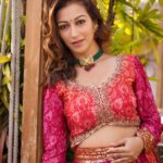 Sunayana Fozdar Instagram - हम तो फना हो गए उसकी आंखे देखकर गालिब, न जाने वो आइना कैसे देखते होंगे।☺️💕 Wearing this pretty lehenga from @label_s4u Back With my fav pose 🤷‍♀️💃🏻😂 📷@praveenkhaitan.clicked @clicked_productions Hair @rouge_makeovers 📍 @truetrammtrunk x @iampuneetgidwani Artist management: @greenlight__media