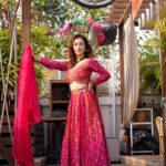 Sunayana Fozdar Instagram - हम तो फना हो गए उसकी आंखे देखकर गालिब, न जाने वो आइना कैसे देखते होंगे।☺️💕 Wearing this pretty lehenga from @label_s4u Back With my fav pose 🤷‍♀️💃🏻😂 📷@praveenkhaitan.clicked @clicked_productions Hair @rouge_makeovers 📍 @truetrammtrunk x @iampuneetgidwani Artist management: @greenlight__media