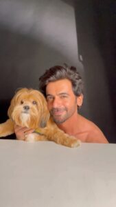 Sunil Grover Instagram - #btswithdabboo 🤎🕺🏼@whosunilgrover 
📸 Photography : @dabbooratnani
📹 Video Shot By @manishadratnani 
👩🏼‍💻 Edit by @kiararatnani & @myrahratnani 
🐶 @flashratnani 
🌈 Post Production @dabbooratnanistudio 
🎶 Music @ap.dhillxn 

#sunilgrover #dabbooratnani #dabbooratnaniphotography #trendingreels #photographyreels #transitionreels #bts #brownmunde 🤩