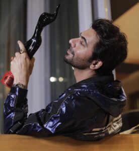 Sunil Grover Instagram - It gives me immense joy and happiness to receive this honor. Thank you @filmfare for thinking I was the best in the category. I like your choice. Though this year witnessed some great performances, but I am happy that I won. It is to all the people who loved ‘Sunflower’. And to the creator of the show Mr. Vikas Bahl, this award belongs to you Sir, your conviction and the team you had created. Thanks to team @zee5 for your faith in the show, team Good co. and @reliance.entertainment .Aapke hardwork ke bina yeh gudia mere ghar nahin aati. ❤️ Gudia! Welcome home.