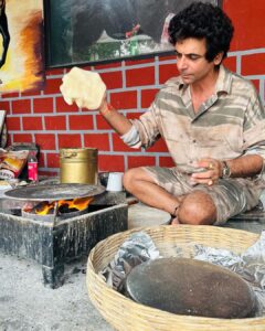 Sunil Grover Instagram - Roti khaoge?