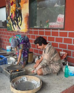 Sunil Grover Instagram - Roti khaoge?
