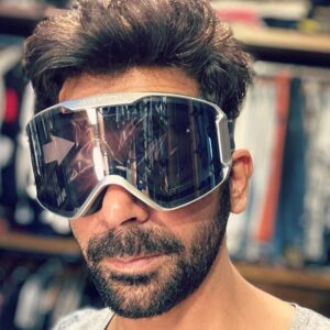Sunil Grover Instagram - Le liya yeh, lekin isko pehan ke jane ki jageh nahin hai.