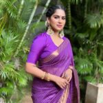 Swasika Instagram - A usual saree day with a hint of purple ! Mua : @abilashchickumakeupartist Styling : @nithinju Saree : @chelaclothing Earrings: @kaya_online_ #swasikavj #swasika #sareelook