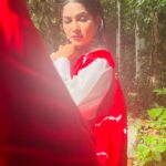 Swasika Instagram - Need sunshine in my life @MUA @sreegeshvasan_makeupartist Styling @amal_gop Saree @poonolilsilks