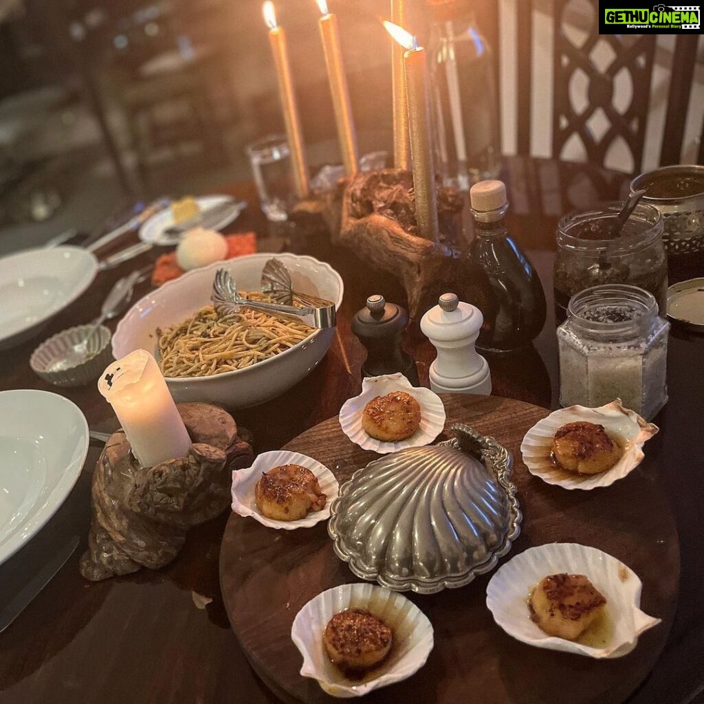 Tara Sutaria Instagram - Chefs P & T cooked up their favs for dinner tonight. Pan seared scallops in lemon butter and black truffle spaghetti with a splash of white wine and cold tomato and burrata on garlic butter toasts.. DIVINE!