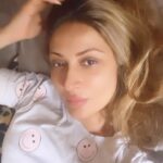 Urvashi Dholakia Instagram - Totally UNFILTERED 😘 #nomakeup #nofilter !! JUST ME 😊 : : #monsoon #vibes #rainyday #urvashidholakia #tuesday #feeling #reels #reelitfeelit #instagram #reelkarofeelkaro #lifeisgood #lifeisbeautiful #love #gratitude #❤️