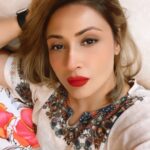 Urvashi Dholakia Instagram - What’s ur favourite colour ? Mine’s RED 💋 : : #urvashidholakia #candid #selfie #fentybeauty #red #lipstick #makeup #lover #lovingit #❤️