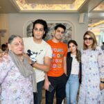 Urvashi Dholakia Instagram - FAMILY ALWAYS COMES FIRST ❤️❤️❤️❤️ happy birthday lunch done right 🧿😘 @kaushal.dholakia @kaushaldholakia @mdholakia5 💕 Happy happy to you my jaan(s) @kshitijdholakia @sagardholakia ❤️🧿🤗 : : #urvashidholakia #family #time #best #memories #birthday #celebration #alldaylong #lunch #love #happiness #gratitude #blessed #🙏🏻