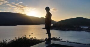 Usha Jadhav Instagram - ¡Hola! #nuevoaño #feliz2023 #happynewyear 
Así y aquí terminamos y hemos empezado el nuevo año 2023! Con gente preciosa como el lugar! ❤️
#salud #amor y #cine 
#felizañonuevo 
@alexcortescalahorra @la_sandridad @jorgelaplace_ @olgamagana_ @marucandel @agus.tomasco