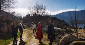 Usha Jadhav Instagram - ¡Hola! #nuevoaño #feliz2023 #happynewyear 
Así y aquí terminamos y hemos empezado el nuevo año 2023! Con gente preciosa como el lugar! ❤️
#salud #amor y #cine 
#felizañonuevo 
@alexcortescalahorra @la_sandridad @jorgelaplace_ @olgamagana_ @marucandel @agus.tomasco