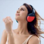 Vaani Kapoor Instagram - Here’s what I call a flavoursome blend of Style and Sound ❤️💚 Designed for the ultimate listening experience, signature style and sensational sound go hand in hand with #FINGERS Sugar-n-Spice Pro Wireless Headsets. An ultra-modern design combined with its iconic contrasting ear cups & a breath-taking bass delivers a truly power-packed experience!