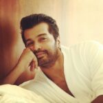 Vinay Rai Instagram - Sunday’s be like........😎 #actor #actorslife #sunday #lazysunday #vinayrai #break #morning #bedtimestories #getupandgo