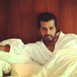 Vinay Rai Instagram - Sunday’s be like........😎 #actor #actorslife #sunday #lazysunday #vinayrai #break #morning #bedtimestories #getupandgo
