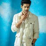 Abhimanyu Dasani Instagram - Tales of the Sand ⏳ #PaaniPeeteRehnaChahiye🥤 📸 @vaibhav.photographyyy