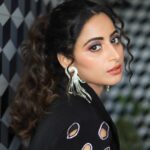 Aishwarya Sharma Bhatt Instagram - Retro Vibe ❤️ Styling by @rimadidthat Assisted by @tanyamishrra Outfitby @doorsdesign_ Jewellery @goldenbyree #aishwaryasharma #throwback #oldphotoshoot #retrovibes #vintagelook #hairmakeuponpoint