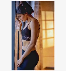 Andrea Jeremiah Instagram - Love me like you do 🖤 

📸 @soondah_wamu 
MUH @prakatwork @motwanikiara