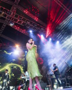Andrea Jeremiah Instagram - Salem 💚💚💚 

We partied hard 💥💥💥
 
Thank you for being an amazing audience & staying patient through our technical difficulties… lots of love to each & every one of you 😘😘😘

📸 @rp3825 
MUH @scarlet_makeup_artisty 

#thejeremiahproject #live #tamil #music #band  #onstage #salem #andreajeremiah #andrea