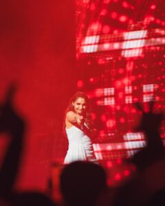 Andrea Jeremiah Instagram - Thank you Singapore 🤍 hope to be back soon 💋 
 

📸 @rp3825 
MUH @blushbeautybeyond 

#thejeremiahproject #tamil #music #band #onstage #live #singapore #andreajeremiah
