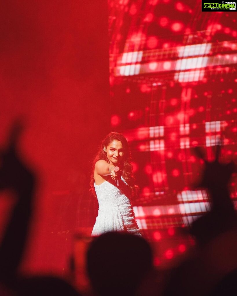 Andrea Jeremiah Instagram - Thank you Singapore 🤍 hope to be back soon 💋 📸 @rp3825 MUH @blushbeautybeyond #thejeremiahproject #tamil #music #band #onstage #live #singapore #andreajeremiah