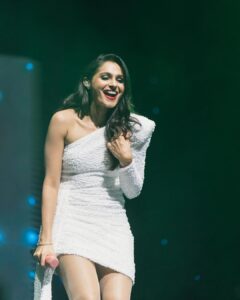 Andrea Jeremiah Instagram - Thank you Singapore 🤍 hope to be back soon 💋 
 

📸 @rp3825 
MUH @blushbeautybeyond 

#thejeremiahproject #tamil #music #band #onstage #live #singapore #andreajeremiah