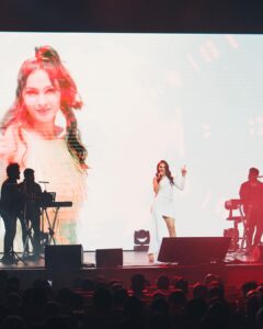 Andrea Jeremiah Instagram - Thank you Singapore 🤍 hope to be back soon 💋 
 

📸 @rp3825 
MUH @blushbeautybeyond 

#thejeremiahproject #tamil #music #band #onstage #live #singapore #andreajeremiah