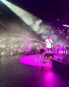 Andrea Jeremiah Instagram - Thank you Singapore 🤍 hope to be back soon 💋 
 

📸 @rp3825 
MUH @blushbeautybeyond 

#thejeremiahproject #tamil #music #band #onstage #live #singapore #andreajeremiah
