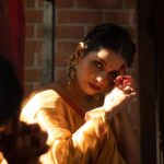 Angana Roy Instagram - "Aaina dekh kar tasalli hui, humko is ghar mein jaanta hai koi.” For @butterflytree.in 📸 @fatcat.studio.in #sunday #mood #may #summeryellow #sareelove #jewellerybrand ery #eyesonyou #fashionshoot #poetryinmotion #igdaily #poetryoftheday #gulzar #sunkissed #sunlight #bindi #indianlook #lookbook #lovefromA