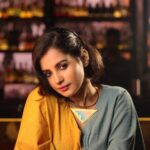 Angana Roy Instagram - @eisamay.digital 💛 @journoby_profession @bijaya_datta @canteenpubandgrub Article link in bio! #wednesday #reelsinstagram #makeba #summeroutfit #antifit #fashionshoot #eisamay #hairstyles #reelsindia