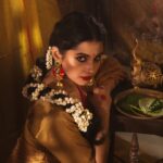 Angana Roy Instagram - "Aaina dekh kar tasalli hui, humko is ghar mein jaanta hai koi.” For @butterflytree.in 📸 @fatcat.studio.in #sunday #mood #may #summeryellow #sareelove #jewellerybrand ery #eyesonyou #fashionshoot #poetryinmotion #igdaily #poetryoftheday #gulzar #sunkissed #sunlight #bindi #indianlook #lookbook #lovefromA