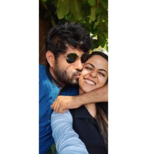Antony Varghese Instagram - Happy Valentines  day my dear ഖുറേഷി❤️

ഒരു 9 വർഷം മുൻപ്  തൊഴിൽ രഹിതനായ ഞാനും ജോലിയുള്ള അവളും പ്രണയദിനം ആഘോഷിക്കാൻ പോയപ്പോൾ... ബില്ല് വന്നപ്പോൾ മുങ്ങിയ ഞാൻ പിന്നെ പൊങ്ങിയത് ബസ് സ്റ്റോപ്പിലാണ് 😁😜