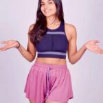 Ashna Zaveri Instagram - Be careful this holiday season - It’s all fun and games till your pants don’t fit.🤭🎄 #balance #eatsmart #funandfitness #merrychristmas #