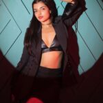 Ashna Zaveri Instagram - Would you believe in what you believe in if you were the only one who believed it? 📸 @vedantpandyaofficial @theplugmedia.in Blazer @shaberryofficial