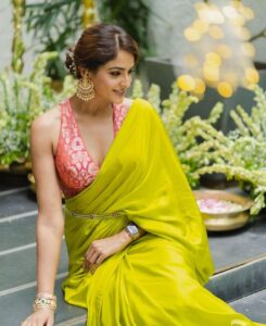 Asmita Sood Instagram - रूहानियत 🪷💕
Saree : @ekayabanaras 
Jewellery : @aquamarine_jewellery 
#lifelately #loveforindian #details #justme