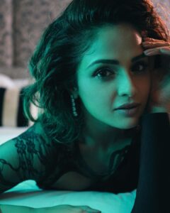 Asmita Sood Instagram - A little lost.
A lot found.
.
.
.
📸 : @narenballarphotography 
💄: @harshpawar_makeupacademy18 
👱‍♀️: @hairstorybyreshma 
👗: @harshad.fshn 
🏢 : @sofitelmumbaibkc 
#testshoot #play #naturallight #ootd #asmitten