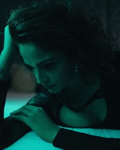 Asmita Sood Instagram - A little lost.
A lot found.
.
.
.
📸 : @narenballarphotography 
💄: @harshpawar_makeupacademy18 
👱‍♀️: @hairstorybyreshma 
👗: @harshad.fshn 
🏢 : @sofitelmumbaibkc 
#testshoot #play #naturallight #ootd #asmitten