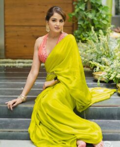 Asmita Sood Instagram - रूहानियत 🪷💕
Saree : @ekayabanaras 
Jewellery : @aquamarine_jewellery 
#lifelately #loveforindian #details #justme