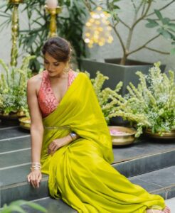 Asmita Sood Instagram - रूहानियत 🪷💕
Saree : @ekayabanaras 
Jewellery : @aquamarine_jewellery 
#lifelately #loveforindian #details #justme