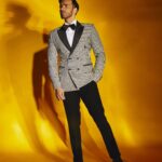 Avinash Tiwary Instagram - Woh Humein Dekhte Hue Na Dekh Lein Iss Wajah Se Nazrein Hi Na Mili...😐 📸- @mohitvaru Styled By: @shaeroy Assistant Stylist: @alizaafatmaa BRANDS Full look @sshomme Hair-@anshul_hair Makeup- @rohan_mohan09