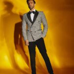 Avinash Tiwary Instagram - Woh Humein Dekhte Hue Na Dekh Lein Iss Wajah Se Nazrein Hi Na Mili...😐 📸- @mohitvaru Styled By: @shaeroy Assistant Stylist: @alizaafatmaa BRANDS Full look @sshomme Hair-@anshul_hair Makeup- @rohan_mohan09