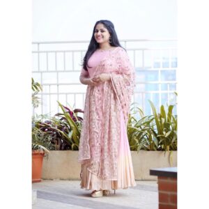 Chandini Sreedharan Instagram - Wearing @parvathy_chankramath for #AlluRamendran #Promotions 😍 Captured by @pranavraaaj. Swipe! 🥰