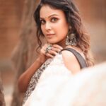 Chandini Tamilarasan Instagram - The flying pallu of a saree is a reminder to live life without boundaries and restrictions. Shot by @haran_official_ Styled by @indu_ig Mua @deepz_beautyjourney Hairstylist @prem_hairstyle Saree @mathugai_handlooms Jewelry @the_beta_ #chandinitamilarasan