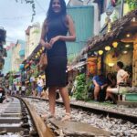 Chandini Tamilarasan Instagram - Traveling😍 It leaves you speechless, then turns you into a storyteller 😍❤️ Thank you @railwaycafehanoi for the amazing food Travel partner @nanda_offl 😜😜 #vietnam #hanoirailwaycafe #hanoitrainstreet #vacay #vacation #holiday2023 #chandinitamilarasan #chandini #hanoi #photodump Hanoi Train Street