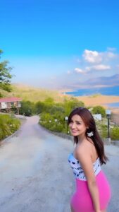 Chhavi Pandey Instagram - #reels #reelitfeelit #reelkarofeelkaro#trendingreels #trendin#wanderlust 🌹