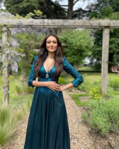 Dipannita Sharma Instagram - 💙💚

Big thank you to the fabulous girls of the costume/style/design team @aasthasharma @reannmoradian @aakrutisejpal @himanidaxini 

&
to the ever helpful 
@lattapathakmuah & team ! 

All my love …
Neeyat in theatres !!! 
P.S - spotted @antergallactic gingerly hopping across (4th image ) 😁
#bts #onset