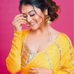 Falaq Naaz Instagram - When an Indian girl wears a saree the world stops to admire her grace!💛 Styled by: @__snehasharma___ Photographer: @munnasphotography Outfit : @muskann_kapadiaa Outfit PR : @juhi_chiraniya @twotap_social Jewellery: @the_jewel_gallery Make-up : @ansarireshma_makeup Hair : @makeoverbysejalthakkar @officialjiocinema @endemolshineind #falaqnaazz #falaqforthewin #bbqueenfalaq #trending #biggbossott2 #biggboss #womaniya