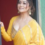 Falaq Naaz Instagram - Bold, beautiful, and ready to conquer! 💪💛 Styled by : @__snehasharma___ Photographer : @munnasphotography Outfit : @muskann_kapadiaa Outfit PR : @juhi_chiraniya @twotap_social Jewellery : @the_jewel_gallery Make-up : @ansarireshma_makeup Hair : @preeti_mehendi_makeup_artist @officialjiocinema @endemolshineind #FalaqNaaz #FalaqForTheWin #BBQueenFalaq #Trending #BiggBossOTT #BiggBoss #womaniya
