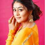 Falaq Naaz Instagram - When an Indian girl wears a saree the world stops to admire her grace!💛 Styled by: @__snehasharma___ Photographer: @munnasphotography Outfit : @muskann_kapadiaa Outfit PR : @juhi_chiraniya @twotap_social Jewellery: @the_jewel_gallery Make-up : @ansarireshma_makeup Hair : @makeoverbysejalthakkar @officialjiocinema @endemolshineind #falaqnaazz #falaqforthewin #bbqueenfalaq #trending #biggbossott2 #biggboss #womaniya